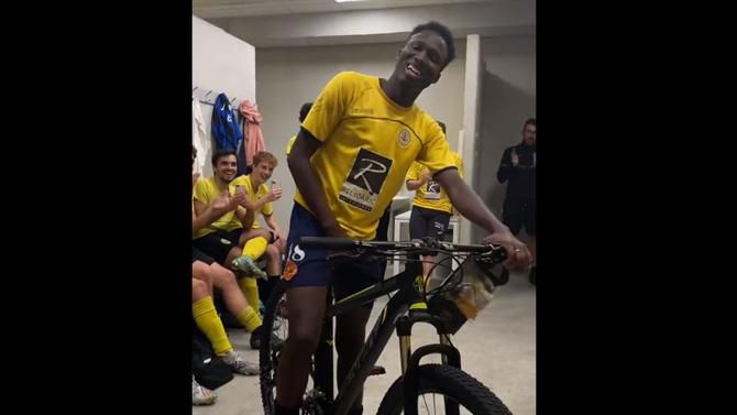 Emocionante: Juniores oferecem bicicleta a colega para não faltar aos treinos (vídeo)