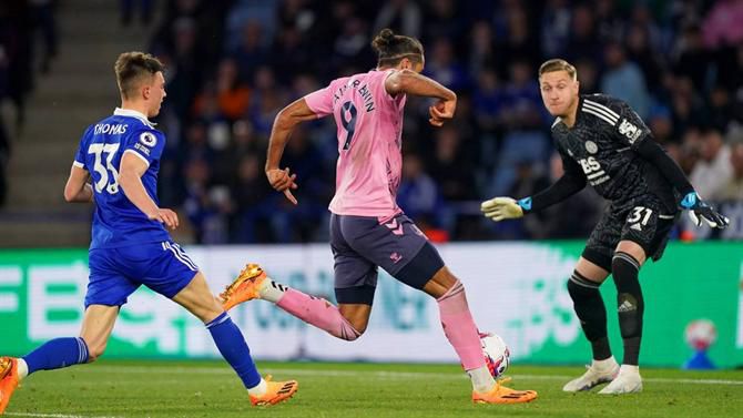 Incrível: O falhanço de Calvert-Lewin frente ao Leicester (vídeo)