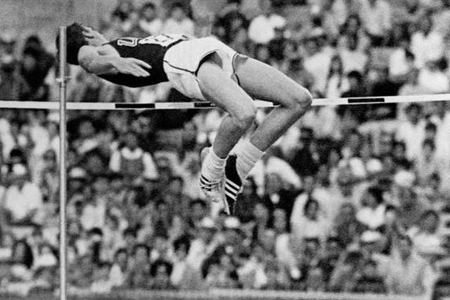 Morreu Dick Fosbury, que revolucionou o salto em altura