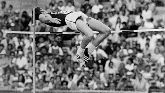 Morreu Dick Fosbury, que revolucionou o salto em altura