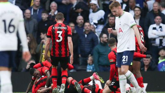 Ex-jogador do Tottenham sem meias palavras: «São uma cambada de falhados»