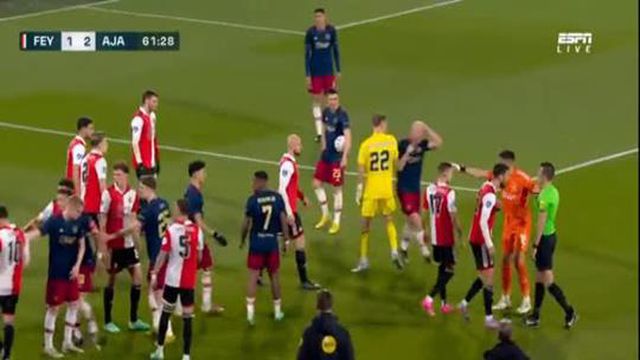 Davy Klaassen foi atingido com isqueiro na cabeça no Feyenoord - Ajax