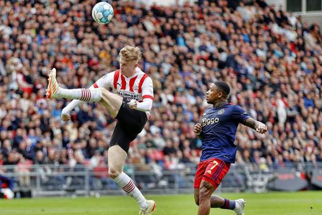 É do Everton, joga no PSV e foi apontado às águias