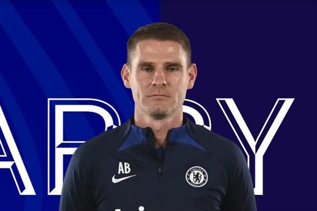 Adjunto de Roberto Martínez cada vez mais perto de trocar Chelsea pelo Bayern