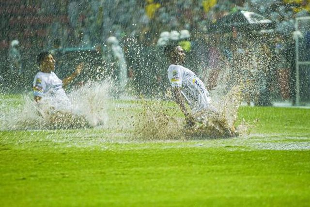 Sport-ABC foi jogado num relvado em versão piscina… até ser interrompido (vídeo)