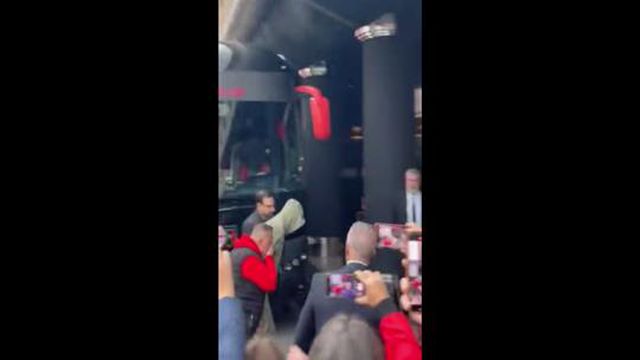 Rafael Leão chega ao hotel do Milan