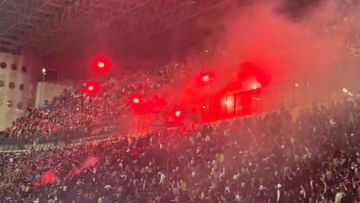 Para lá de vergonhoso: adeptos do Benfica arremessaram tochas para os do Inter (vídeo)