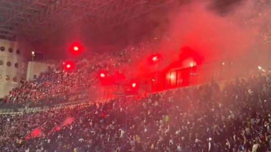 Para lá de vergonhoso: adeptos do Benfica arremessaram tochas para os do Inter (vídeo)