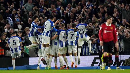 Brighton derrota Manchester United com penálti aos 90+9'