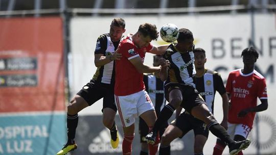 Nacional vence Benfica B e está mais perto da manutenção