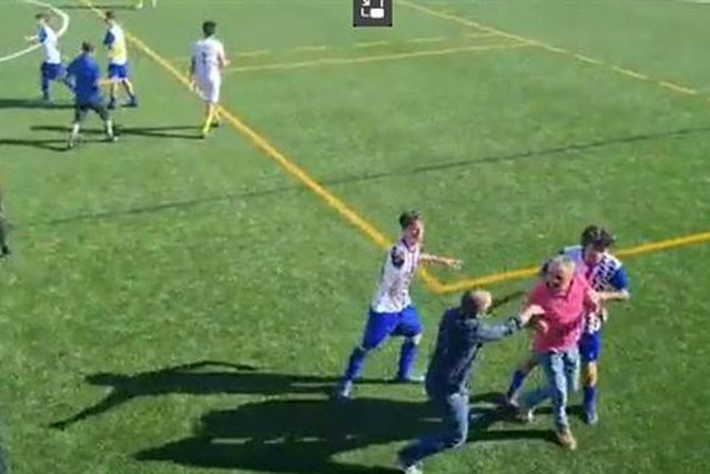Jogo de juniores não chega ao fim devido a cenas de pancadaria (vídeo)