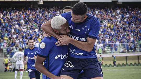 Cruzeiro, de Pepa, vence e chega ao topo