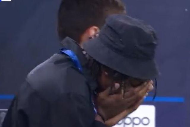 Rafael Leão sofre de fora (vídeo)