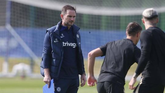 Todd Boehly foi ao balneário falar em «vergonha»: a reação de Lampard