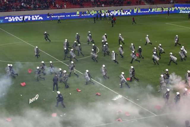 Olympiakos-AEK termina em invasão de campo (vídeo e fotos)