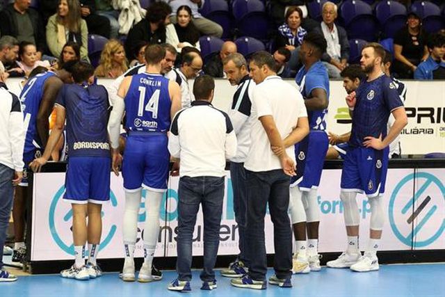 Sporting e FC Porto entram a ganhar no 'play-off'