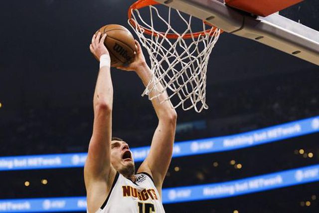 Jokic vence duelo de MVP's com Antetokounmpo