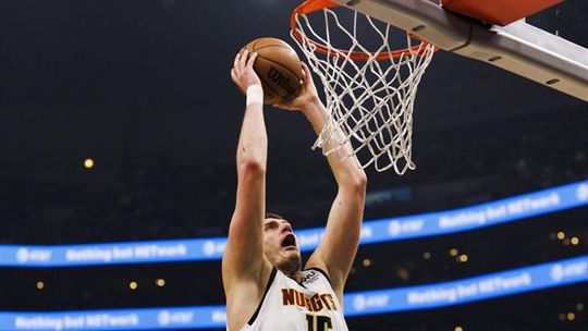 Jokic vence duelo de MVP's com Antetokounmpo