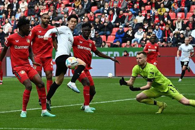 Alemães avançam: Benfica ainda não desistiu de Kamada… mas concorrência é feroz
