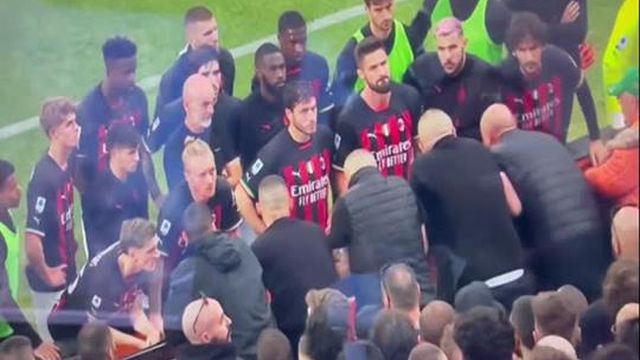 Jogadores do Milan ouviram a claque depois de derrota frente ao Spezia.