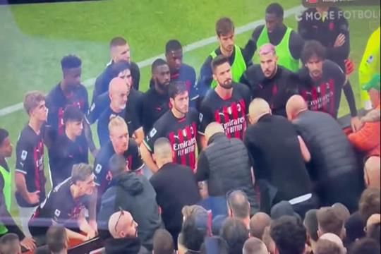Jogadores do Milan ouviram a claque depois de derrota frente ao Spezia.