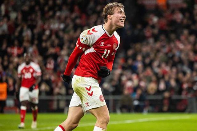 ‘Novo Haaland’ rendido a Ronaldo: «Adoro aquela mentalidade»