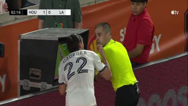 Foi ‘chatear’ o árbitro ao VAR e acabou expulso