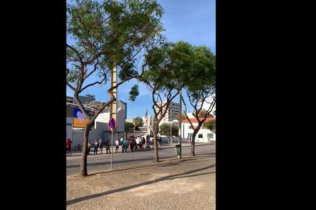 Está assim a fila para comprar bilhetes para o Portimonense-Benfica (vídeo)