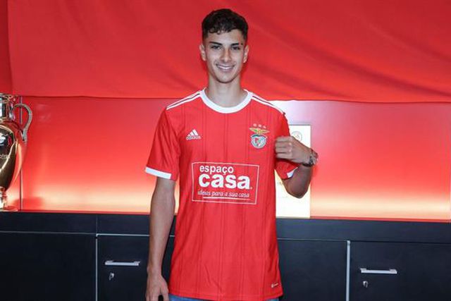 João Gonçalves assina contrato profissional