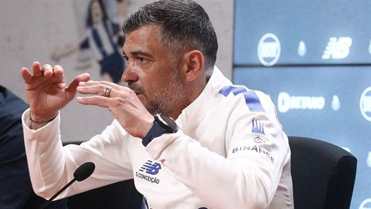 Sérgio Conceição aborda situação contratual de Uribe