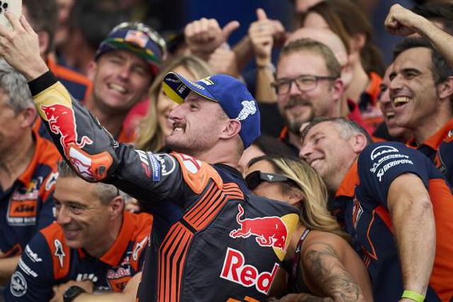 Jack Miller lidera na França