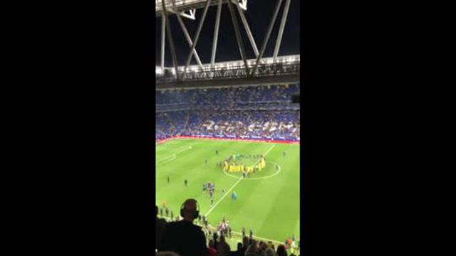 Invasão e tensão no final do dérbi de Barcelona