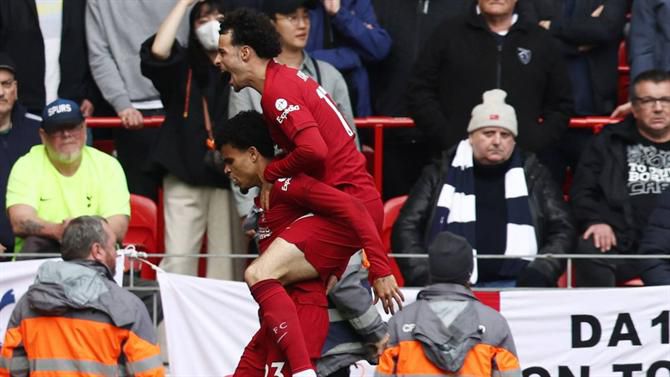 Luis Díaz regressa aos golos: Liverpool já vence Tottenham por 3-0 (vídeos)