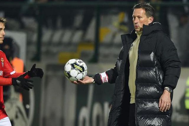 Sondagem: Para o Benfica, mais importante do que renovar com Grimaldo é renovar com Schmidt? Veja o resultado final