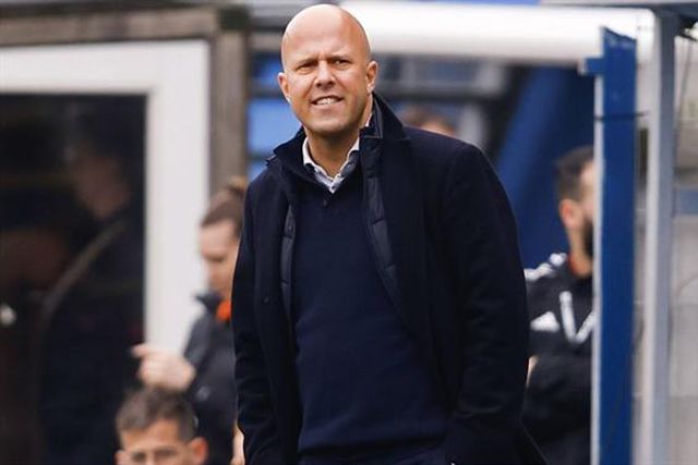 Treinador do Feyenoord não lança foguetes antes da festa: «O Benfica também tinha grande vantagem…»