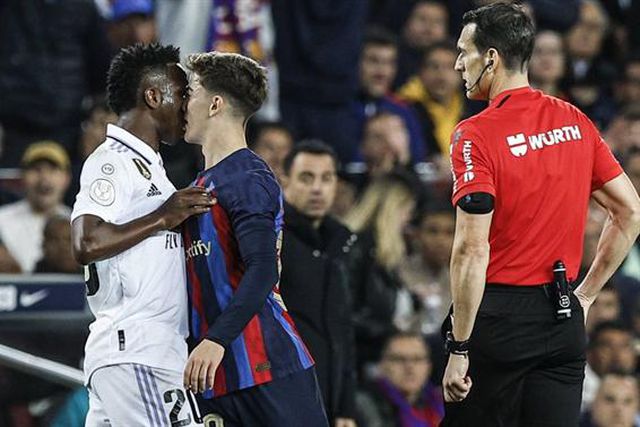 Muito feio: o gesto de Gavi na direção de Vinícius Jr. (vídeo)