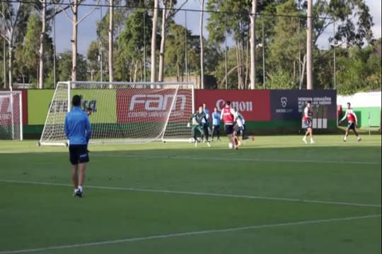 Abel mostra como se faz no último treino da semana