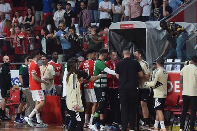 Sporting acusa Chema Rodríguez de agredir Ricardo Costa após o dérbi