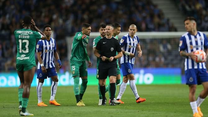 Antes do penálti a favor dos dragões: médico do FC Porto pegou-se com jogador do Famalicão