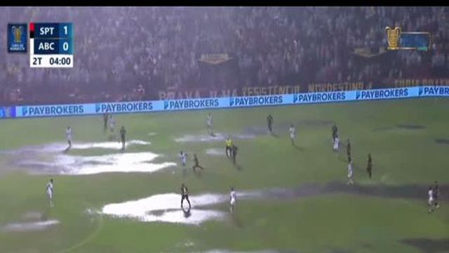 Sport-ABC foi jogado num relvado-piscina… até ser interrompido