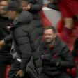 Klopp festejou o 4-3 na cara do 4.º árbitro e… lesionou-se (vídeo)