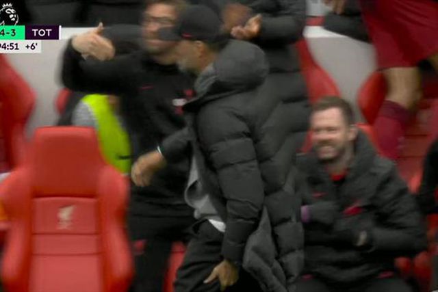 Klopp festejou o 4-3 na cara do 4.º árbitro e… lesionou-se (vídeo)