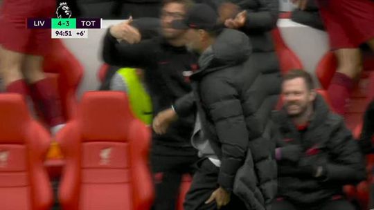 Klopp festejou o 4-3 na cara do 4.º árbitro e… lesionou-se (vídeo)