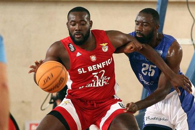 Benfica volta a derrotar Póvoa, está nas 'meias' mas ainda sem adversário conhecido