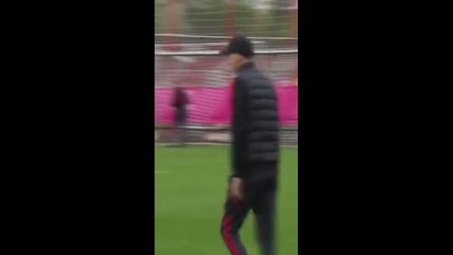 Insólito: Tuchel puxa calções a Mané no treino