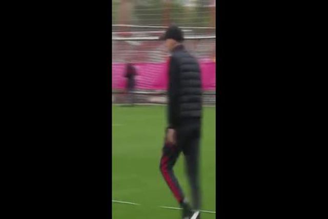 Insólito: Tuchel puxa calções a Mané no treino