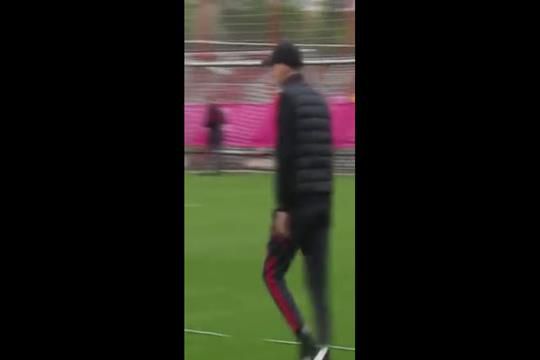 Insólito: Tuchel puxa calções a Mané no treino