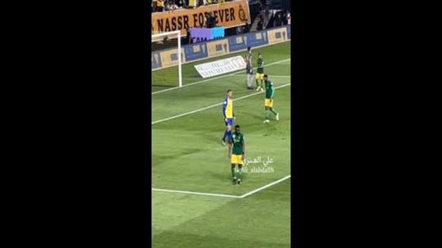 Ronaldo volta a queixar-se do… relvado