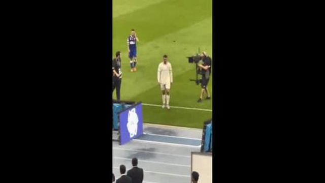 O gesto obsceno de Ronaldo para os adeptos rivais que cantavam por Messi