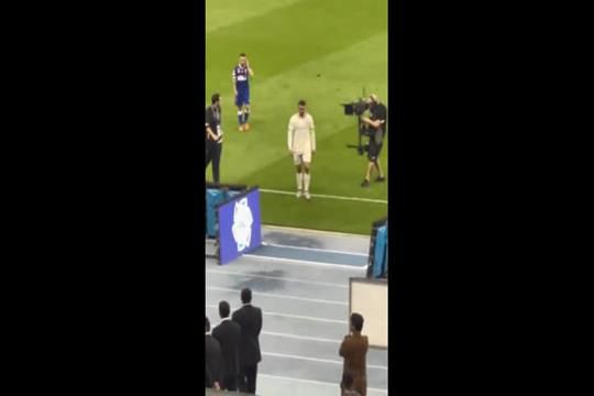 O gesto obsceno de Ronaldo para os adeptos rivais que cantavam por Messi